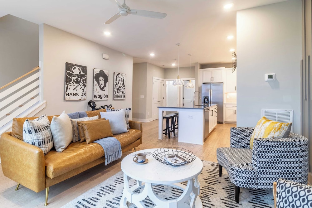 Monty by Avantstay 4bdr 4ba, Balcony w/ Outdoor Seating, 5mins to DT