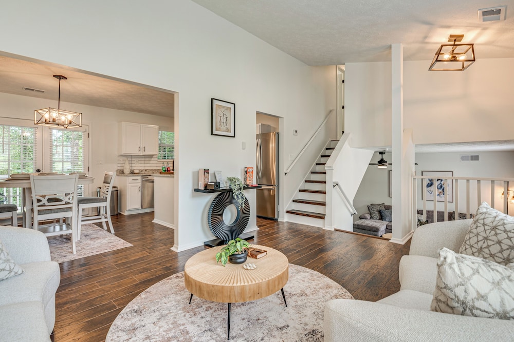 7 Mi to Dtwn Atl: Upscale Family Home w/ Balcony