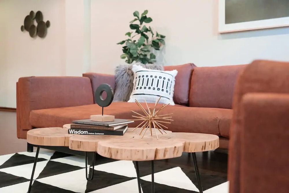 2BR Apt - Central Modern