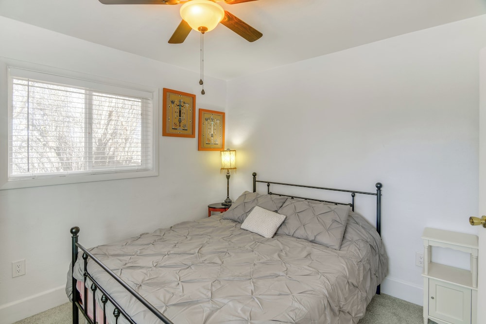 2 Mi to Snake River: Quaint Farmhouse w/ Patio!