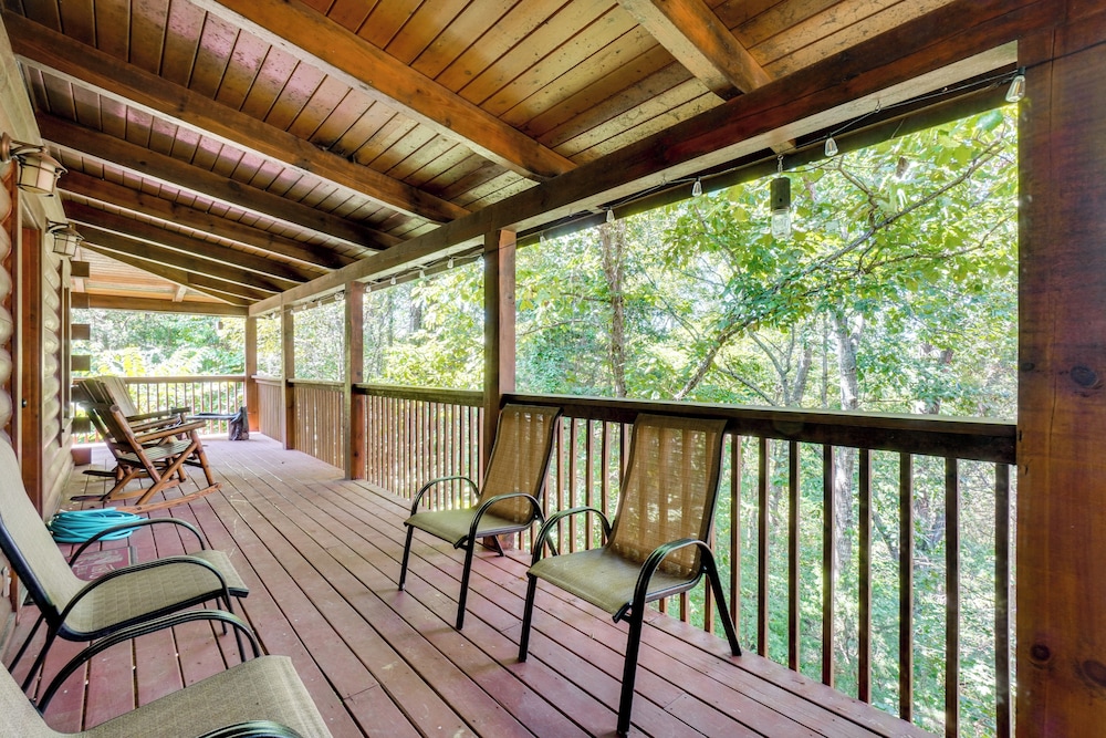 Walk to Douglas Lake: Cabin w/ Private Hot Tub!