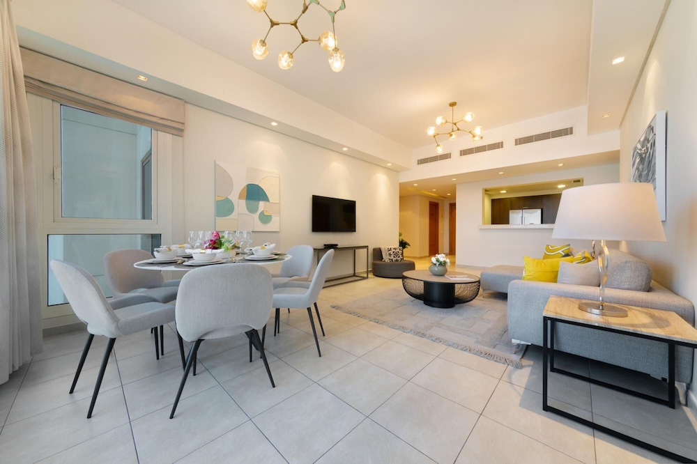 Exclusive Apt w Seafront Views Over Palm Jumeirah