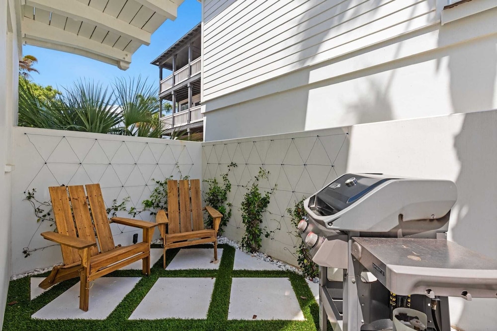 Steps to Rosemary Beach, Pool, Patio w/ Firepit The Salty Perch by Avantstay