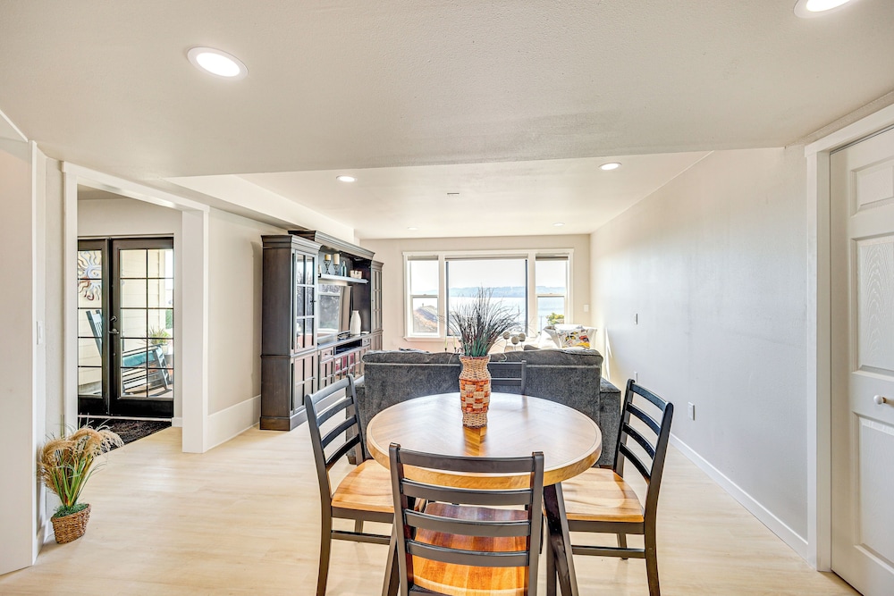 Puget Sound Views: Des Moines Apt w/ Patio