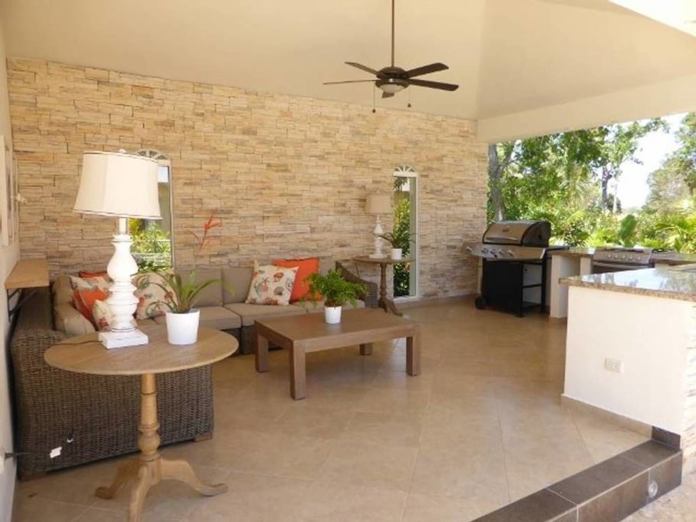 Touch of Elegance! 6 Bedroom Near the Beach
