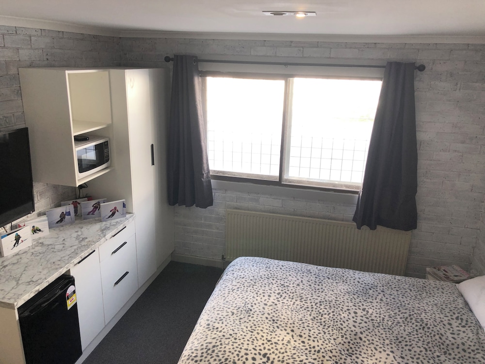 1 Bedroom Lawlers 24 view 3