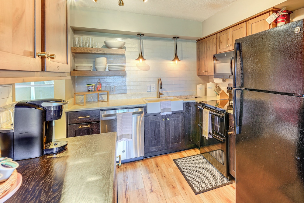 1 Mi to Slopes! Sugar Mountain Retreat w/ Views