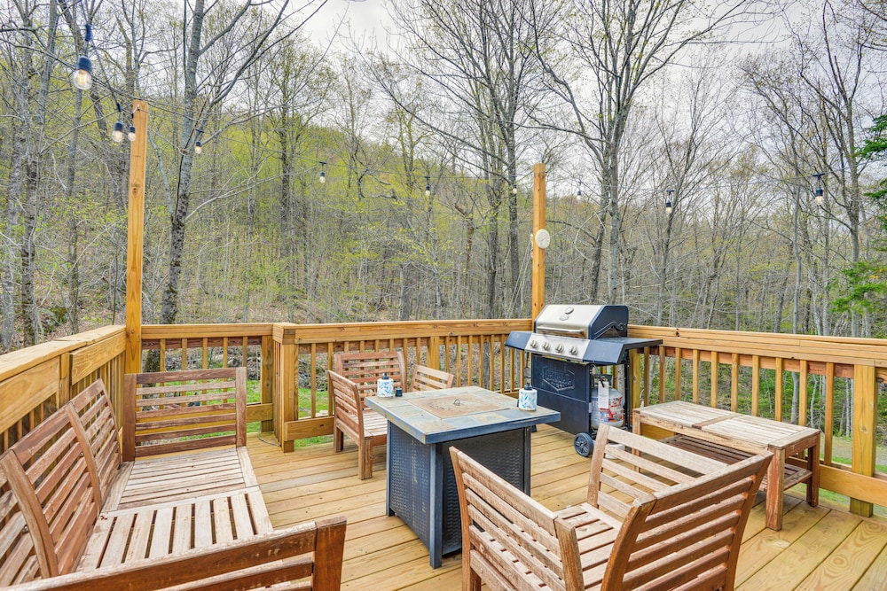 2 Mi to Mt Snow: Warm & Cozy Family Winter Retreat