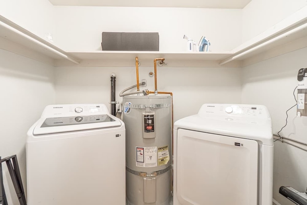 Designer Living Pet-friendly UNR 2BR 1BA