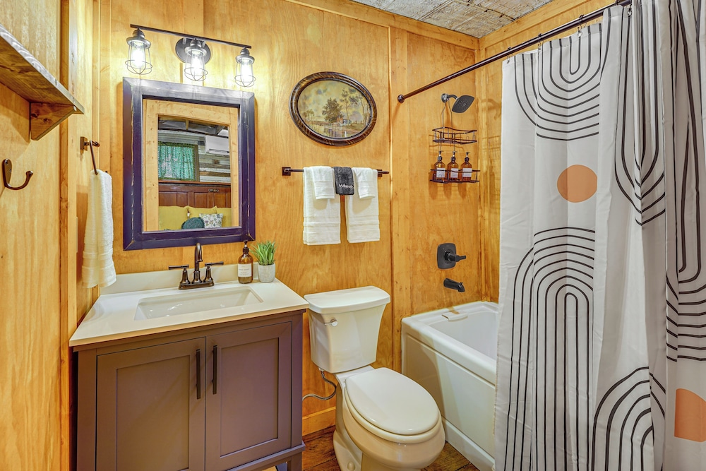 Unique Eureka Springs Cabin: Deck & Forest Views!