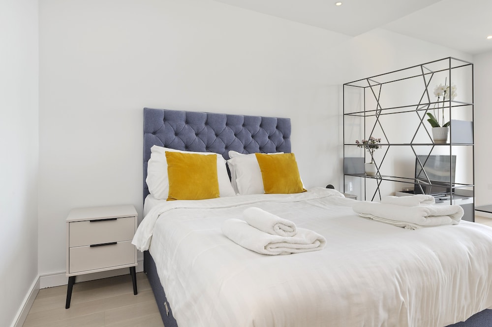 Luxury Waterfront Studio in Canary Wharf by Underthedoormat