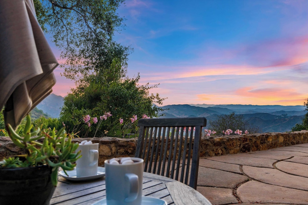Malibu Hills Studio w/ Mountain Views + Near Beaches Cielo Nook by Avantstay