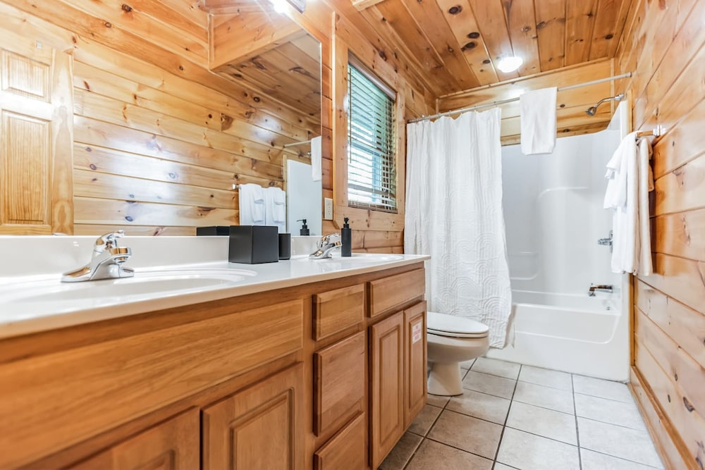 Summit View Way Resort Cabin w Hot Tub Deck w Views Pool Table