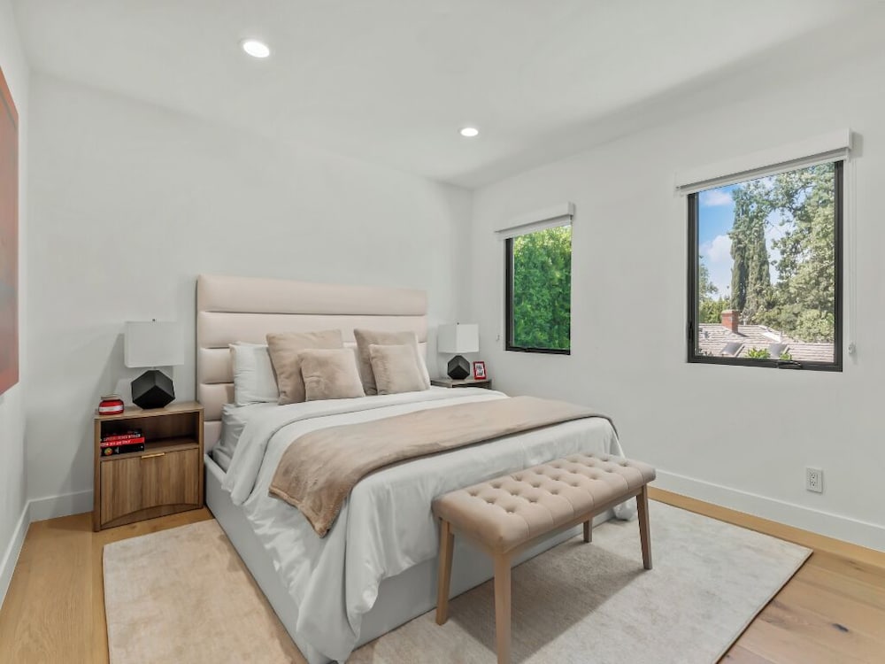 Casa Leona - Modern Masterpiece Behind Private Gates w/ Pool & Chef's Kitchen