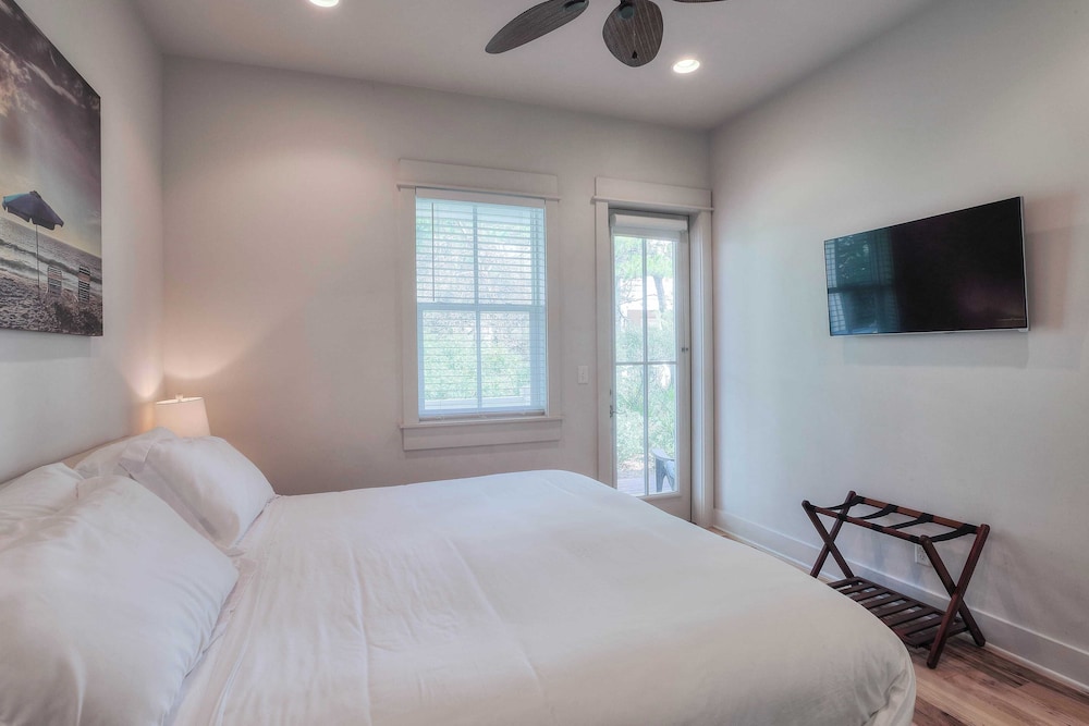 Dunn Inn 2 by Avantstay Walk to Beach, Pool Access, Sleeps 17!