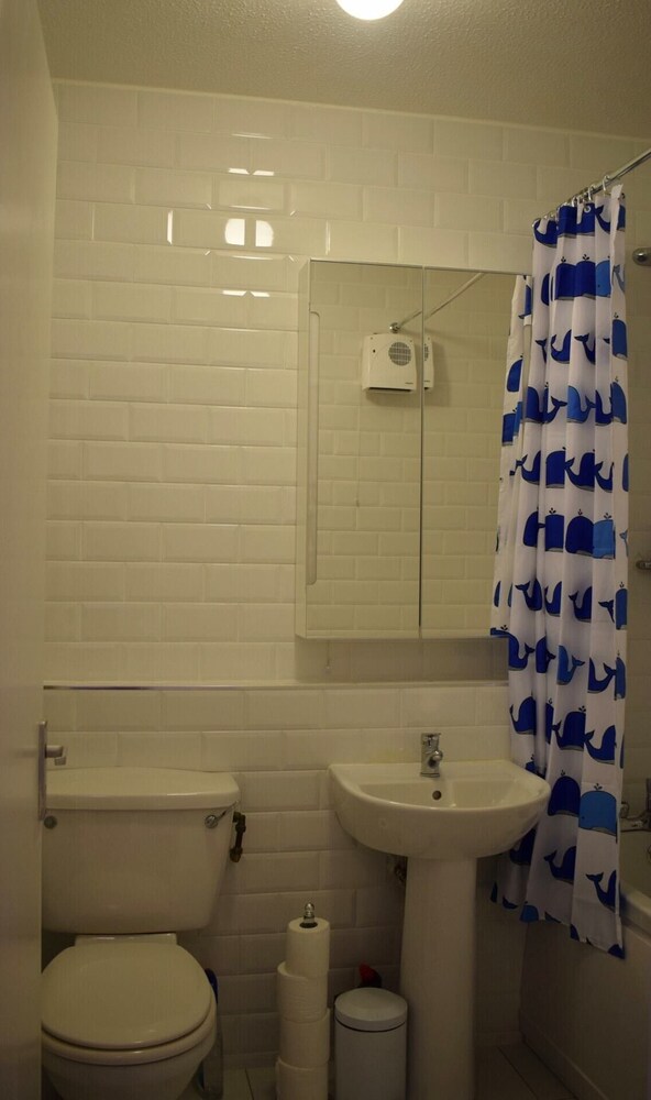 2 Bed Historical Christchurch With Parking
