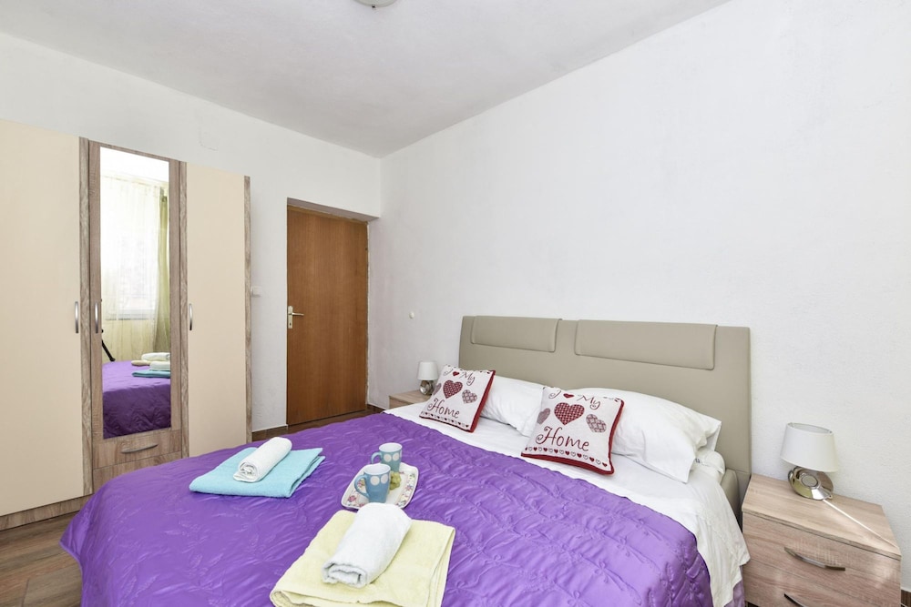 Bed & Sleeping Area