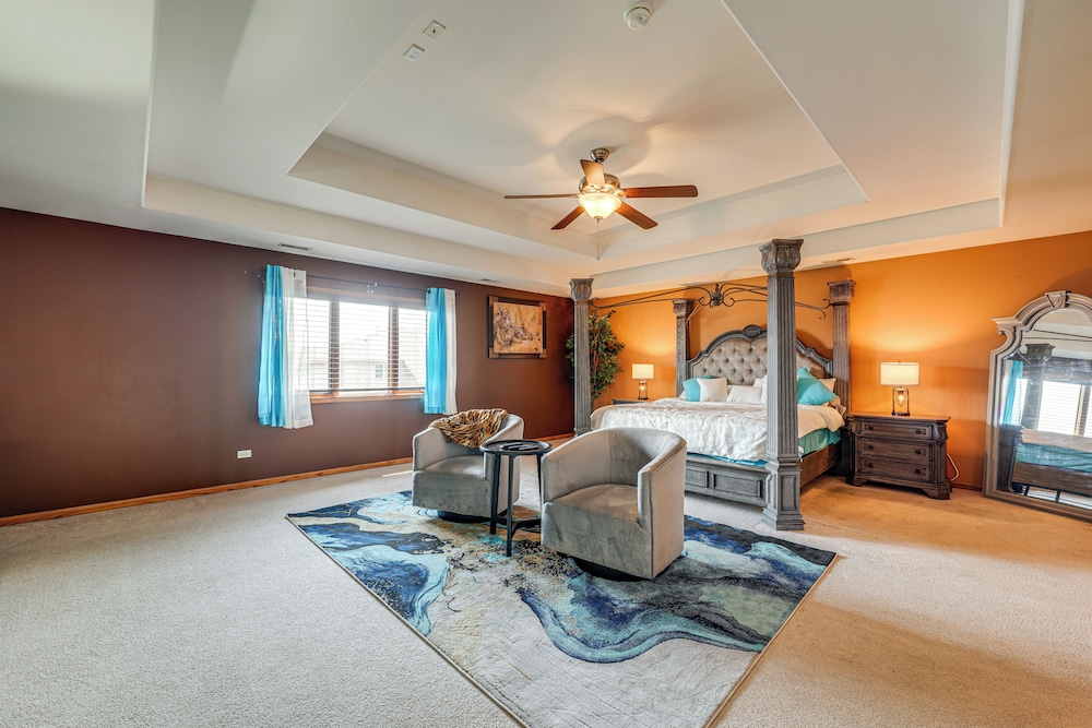 Game Room & Deck: Family Home in Chicago Area!