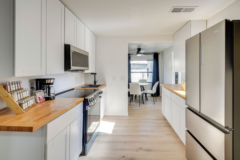 Stroll to Shore: Retreat w/ Yard in Daytona Beach