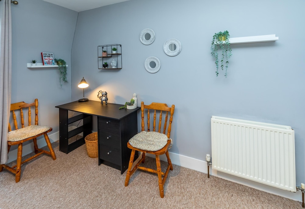 Modern Aberdeen City Apartment Free Parking view 3