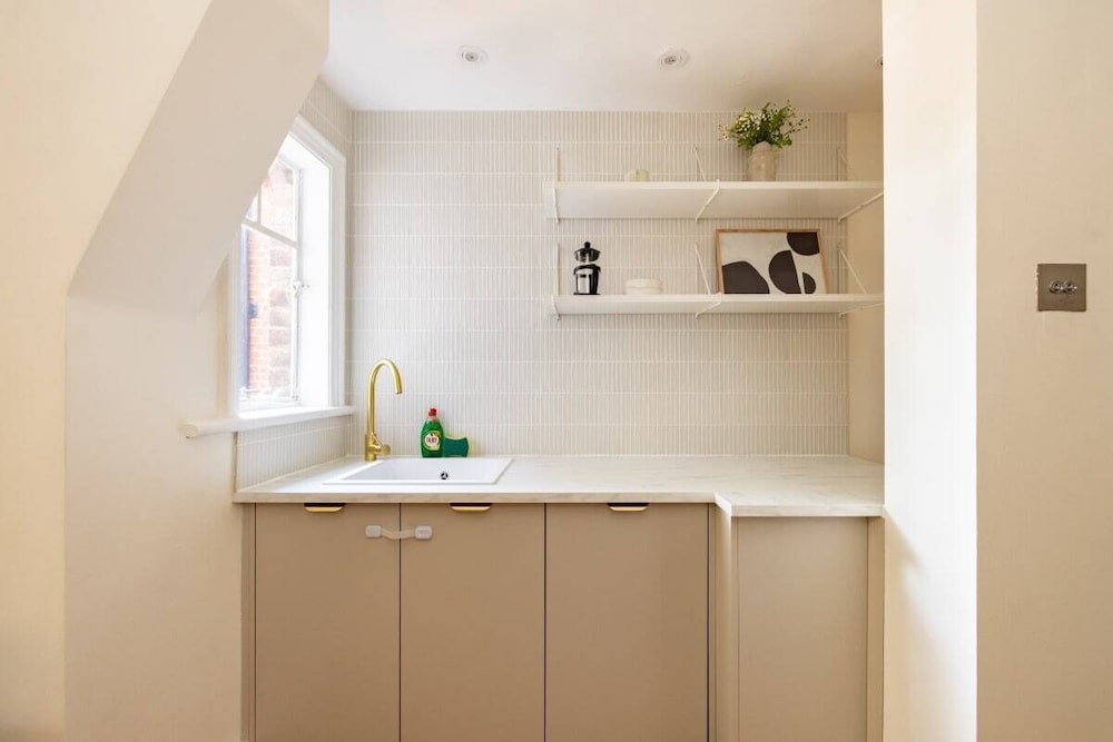 The Abinger Place - Inviting 2bdr House With Study Room & Garden