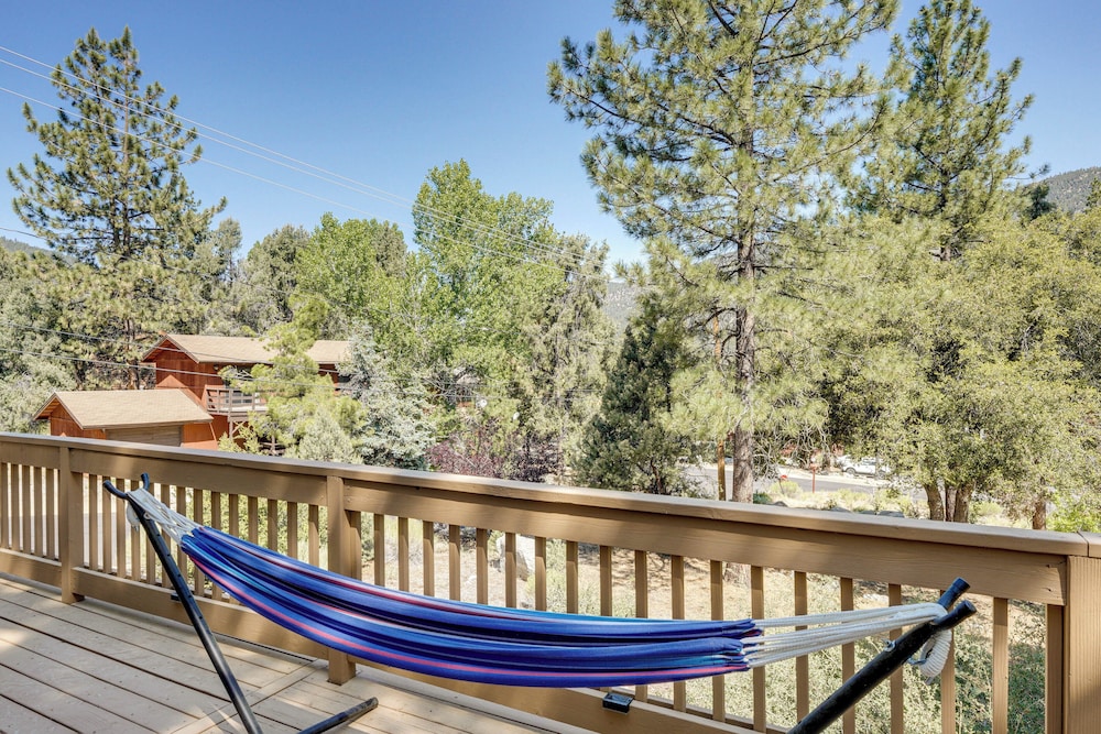 Walk to Village: Cozy Cabin in Pine Mountain Club!