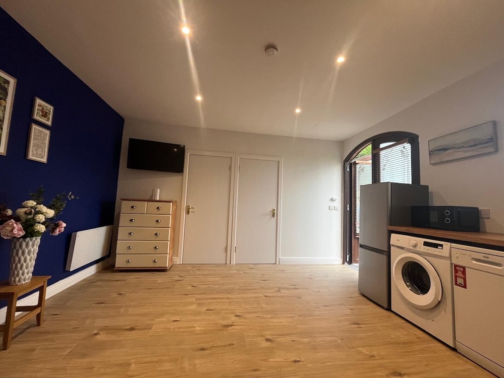 1-bed Cosy Cottage Near Emerald Park - Sleeps 5