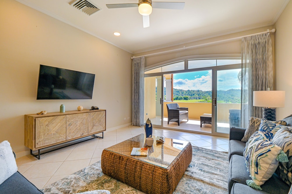 CR Luxury Los Sueños Condos