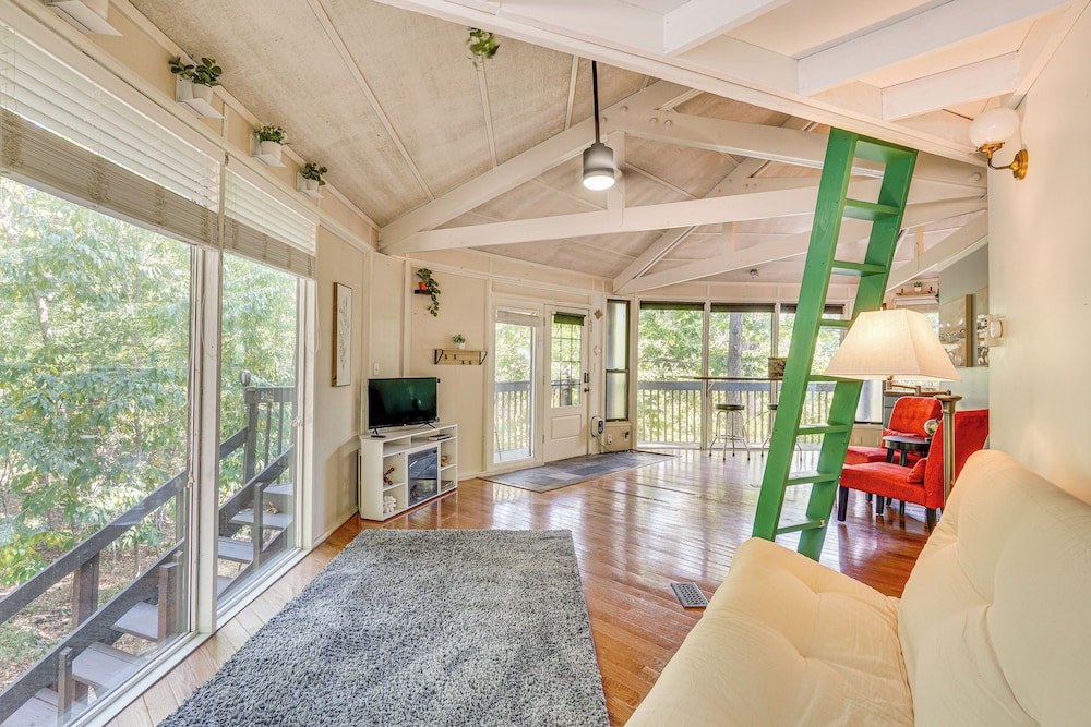 Unique Treehouse Hideaway Near Lake of the Ozarks