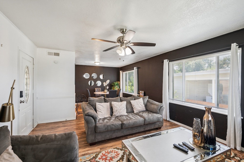 Cozy Temple Home Fenced Yard & Wi-fi 3 Bedroom Home