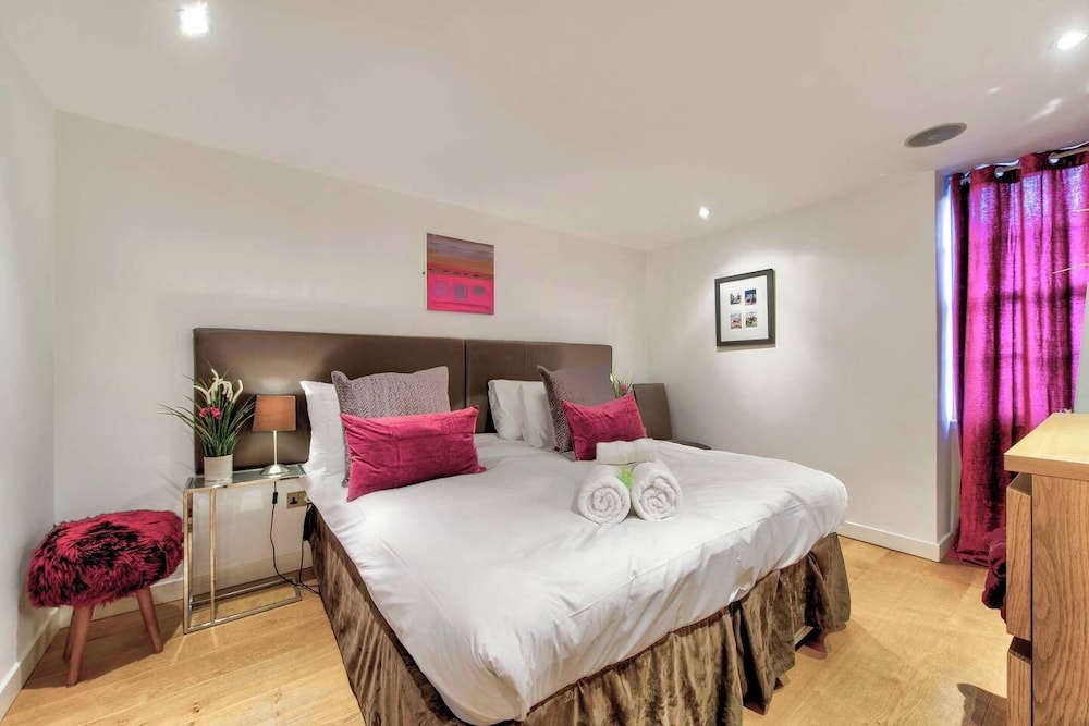 JOIVY Quiet Mews Street Apartment in the Heart of Edinburgh view 5