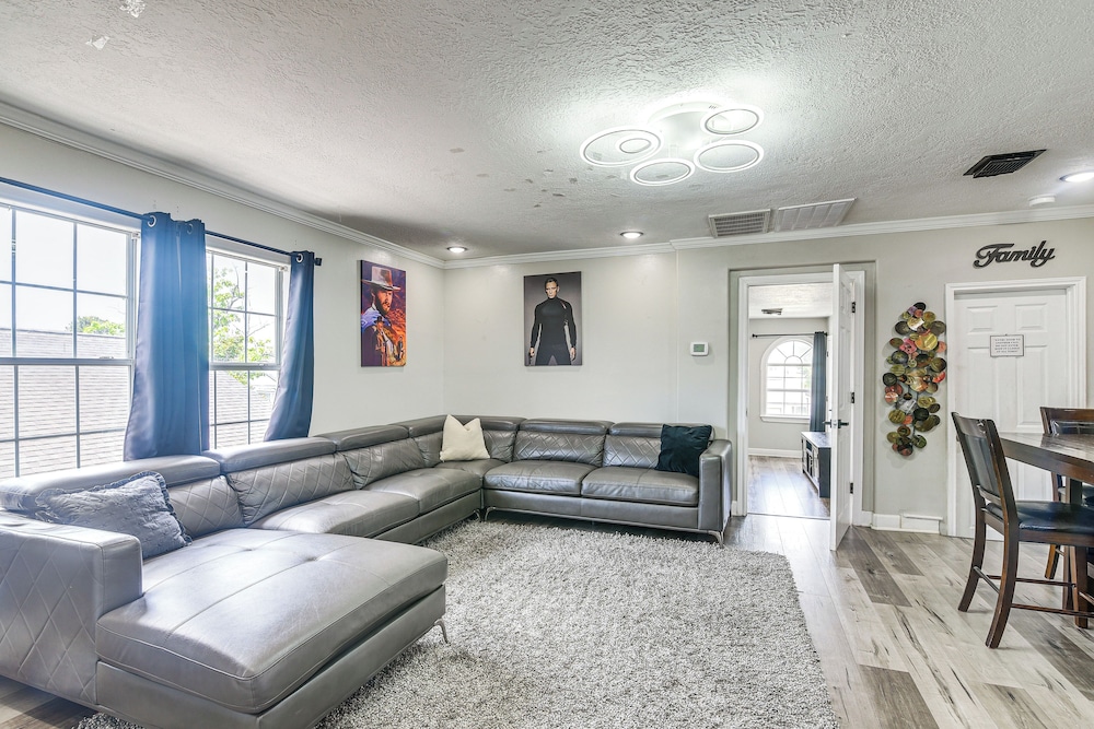 Walkable Apt 2 Mi to Dtwn: Houston Retreat!