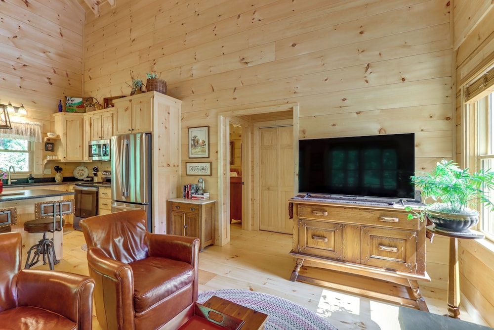 4 Mi to Fall Branch Falls: Peaceful Cabin w/ Deck