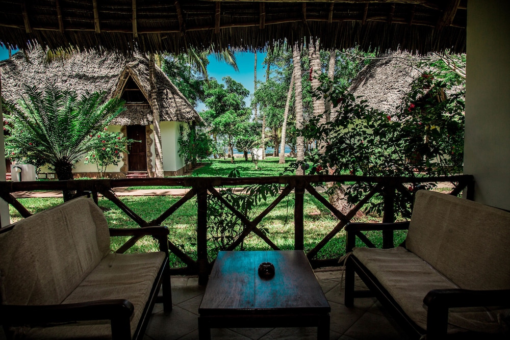 Uroa Bay Beach Resort