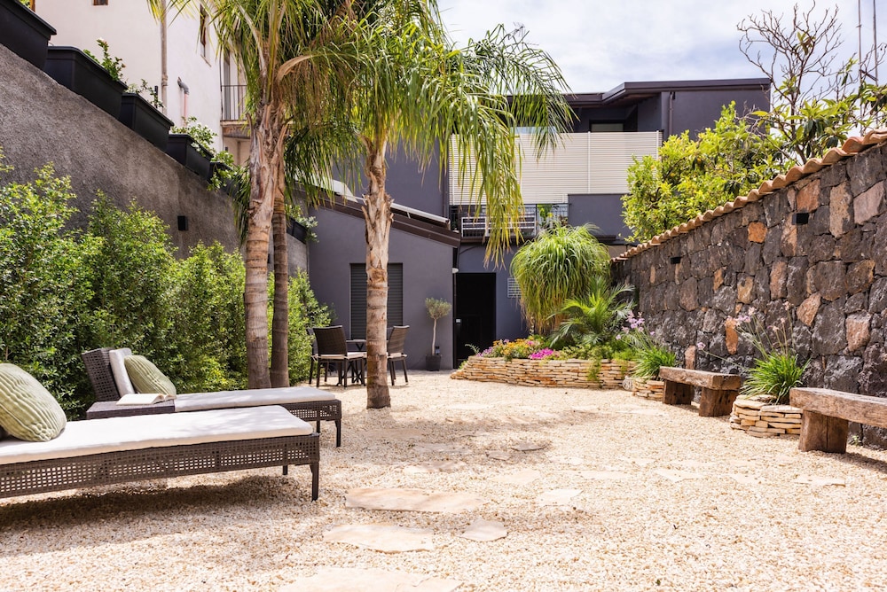 Leone Apartment With Garden by Wonderful Italy