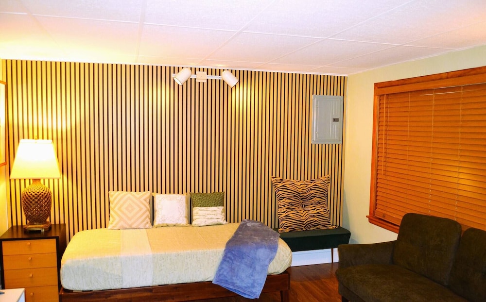 Red 4 Apartment - Experience the Comfort of This Charming