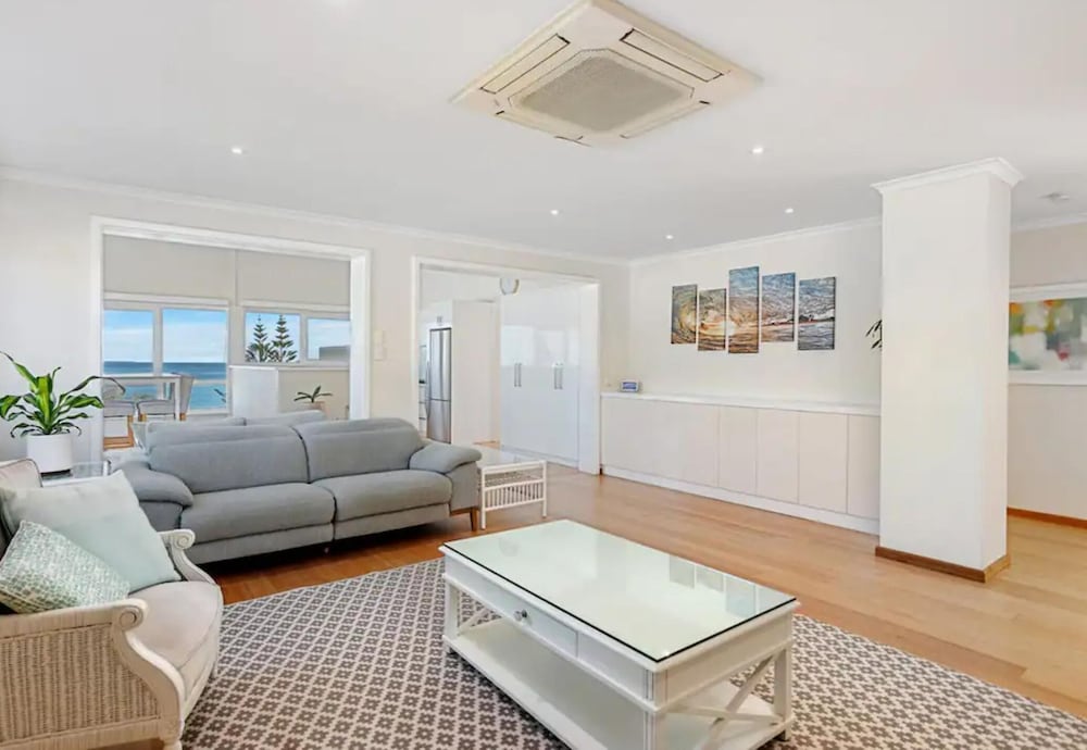 Beautiful 3BR Beachside Apt in Cottesloe!