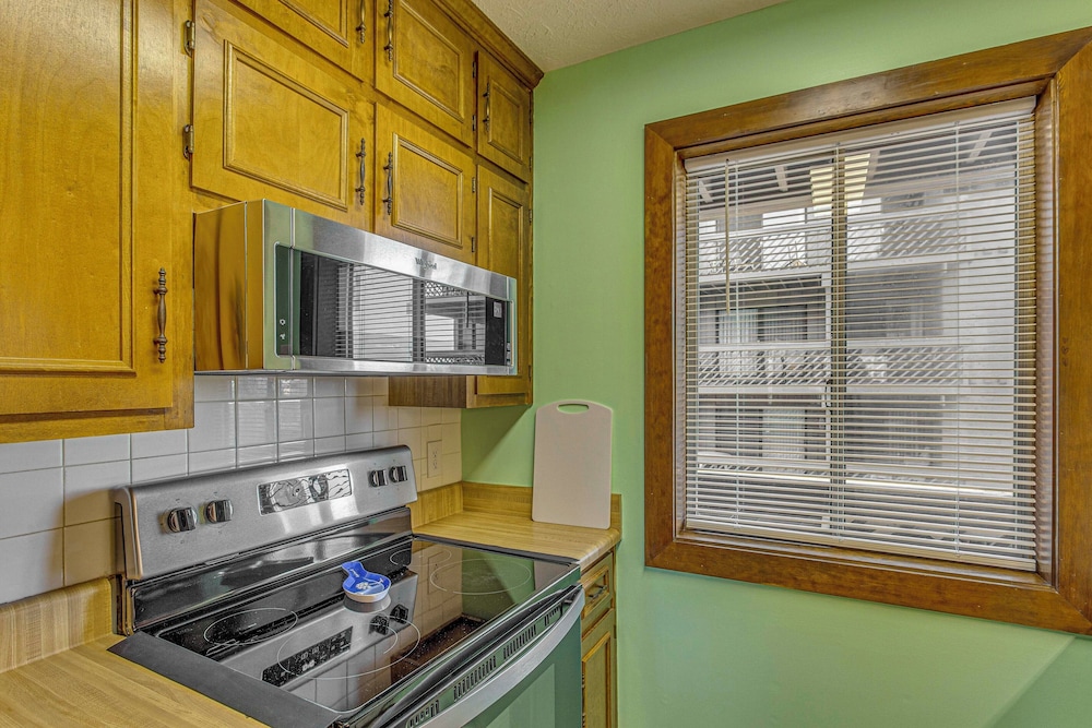 Walk to Ocean: Condo w/ 3 Pools in Myrtle Beach