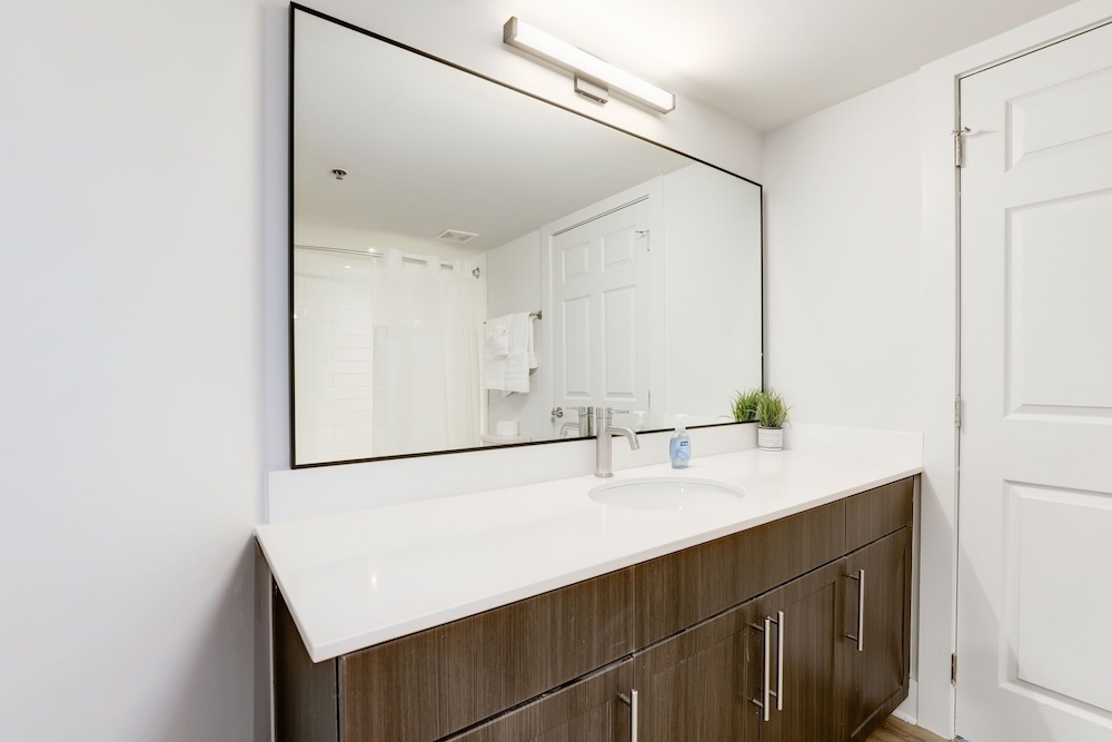 Elegant 2BR Apartment Minutes From DC