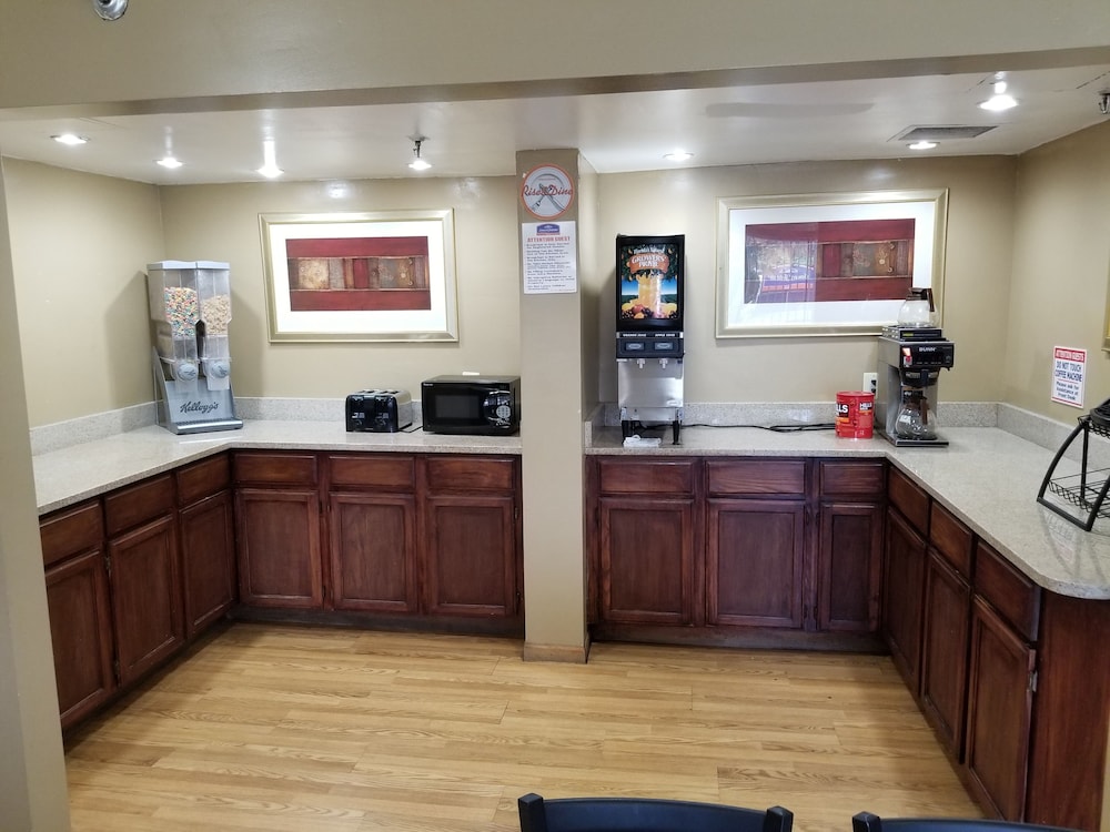 Lansing Vacations - Travelodge by Wyndham Lansing IL - Property Image 15