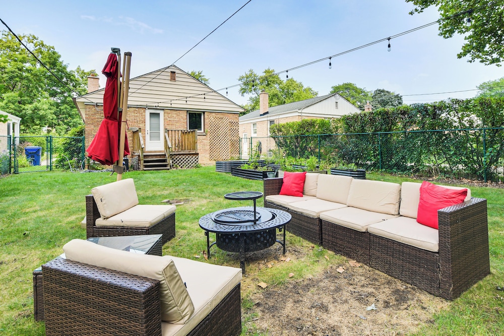 Pet-friendly Abode, 2 Mi to Dtwn Evanston!