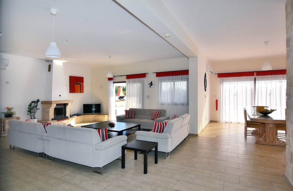 Impressive Large Villa Huge Heated Pool Garden