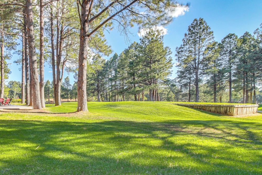 Golf Course Getaway & Hot Tub Haven in Pinetop!