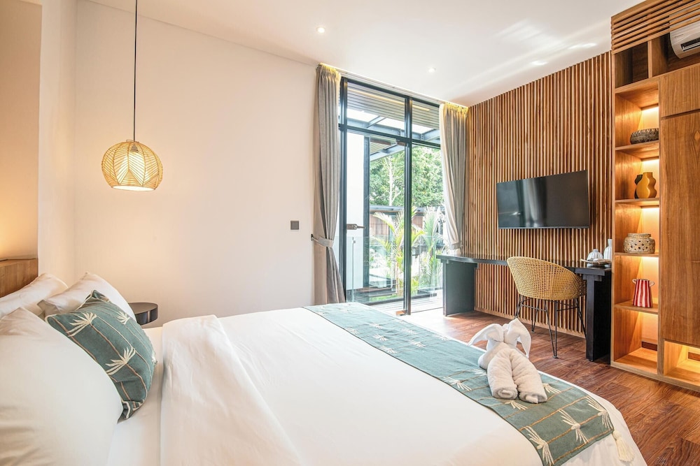 Elegant 6BR Canggu Villa Steps From the Ocean