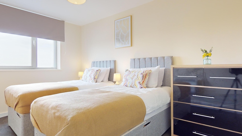 Basildon - 2 Bed Flat - Sleeps 5 - Near Station view 5