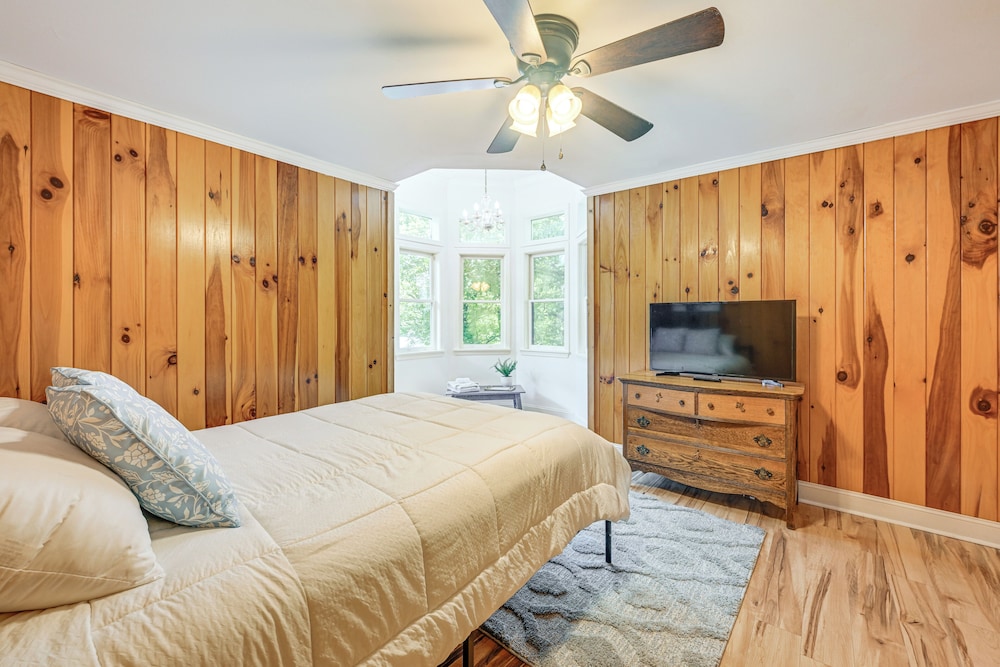 5-story Group Getaway w/ Game Room in Franklin!