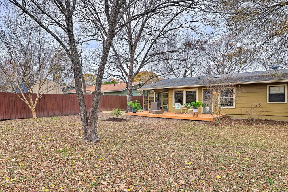 6 Mi to Dtwn Austin: Home w/ Screened Porch & Yard view 5