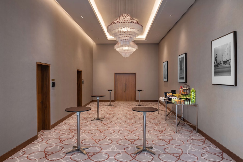The WB Abu Dhabi, Curio Collection by Hilton