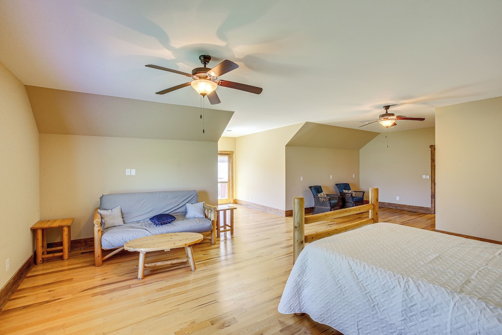 Spacious Group Getaway Near Cumberland River!