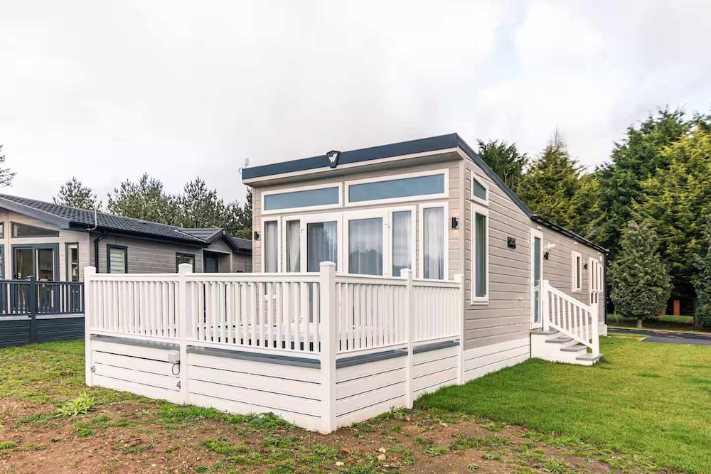 Host Stay Lakeside Retreat